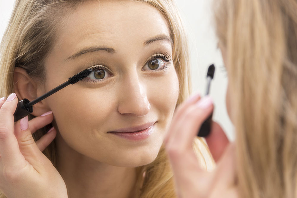 A guide to applying mascara for voluminous lashes