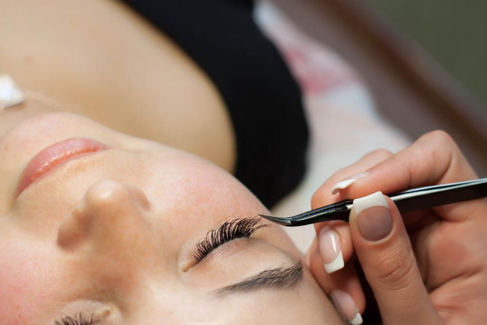 What are the pros and cons of wearing false lashes